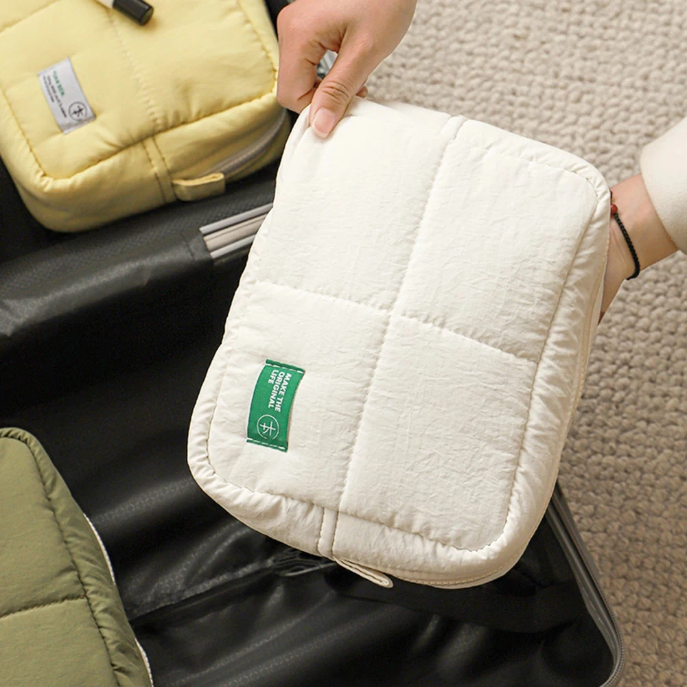 Women Lightweight Quilted Makeup Storage Bag Aesthetic Cosmetic Holder Bag Waterproof Puffer Cosmetic Pouch Outdoor Travel Bag